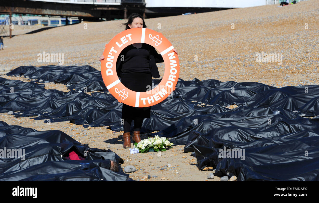 Brighton, UK. 22. April 2015. Kerry Moscogiuri unter Körper Taschen auf Brighton Beach heute Morgen auf die eskalierende Migranten Problem im Mittelmeer Kredit hinweisen: Simon Dack/Alamy Live News Stockfoto