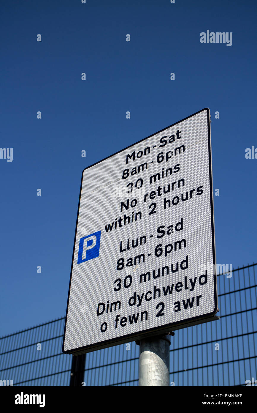 Parkplatz Einschränkung Zeichen in den Sprachen Englisch und Walisisch Stockfoto