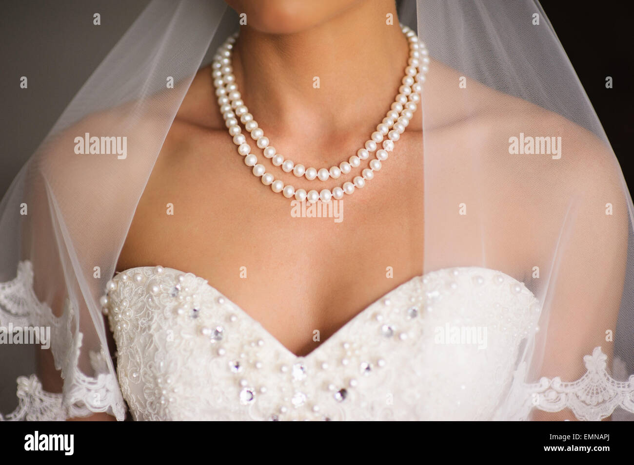 Ausschnitt der Braut an ihrem Hochzeitstag Stockfoto