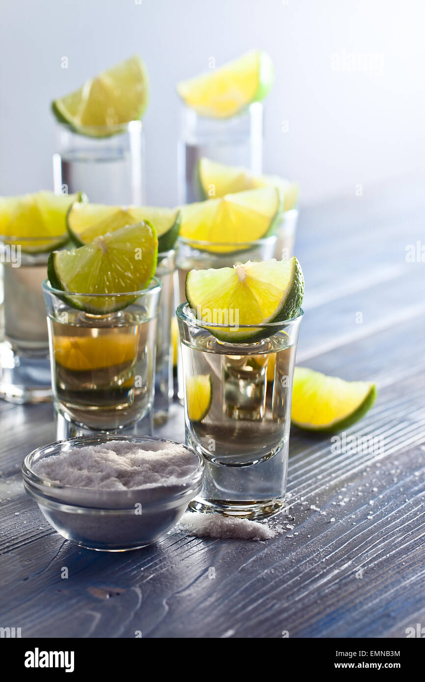 Tequila mit Salz und Zitronensaft auf alten Holztisch Stockfoto