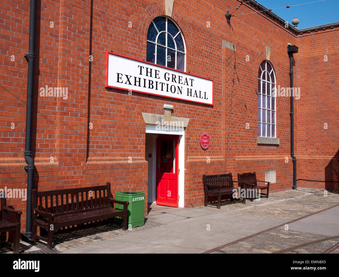 Die große Ausstellungshalle im Straßenbahnmuseum Crich, Crich, Matlock, Derbyshire, UK. Stockfoto