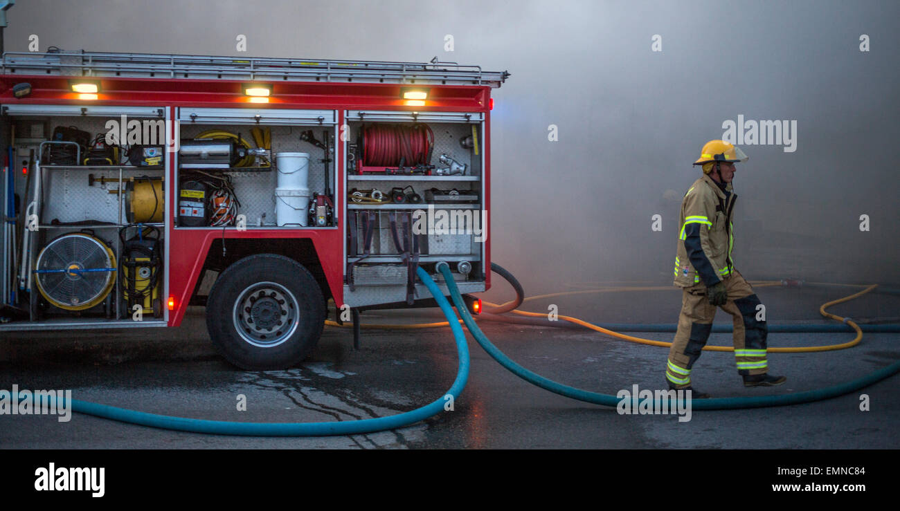 Feuerwehr am Unfallort ein Feuer mit einem kleinen Unternehmen. Kopavogur, Island Stockfoto
