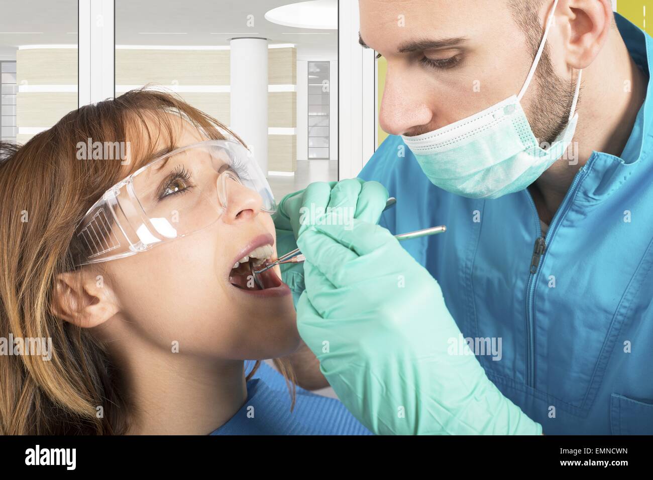 Reinigung der Zähne Stockfoto