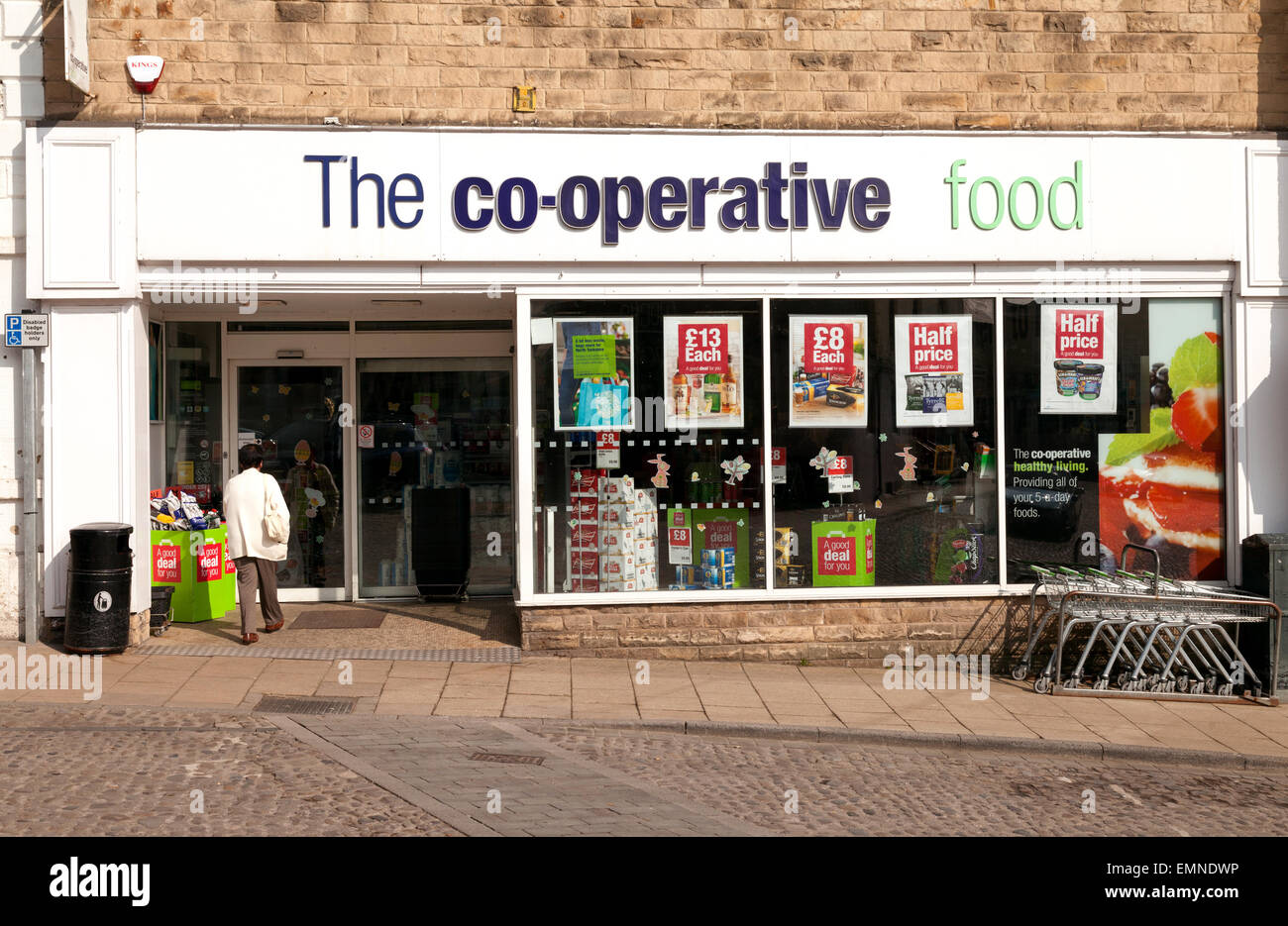 Das äußere der Genossenschaft Supermarkt Lebensmittel lagern, Market Square, Richmond, Yorkshire, Großbritannien Stockfoto