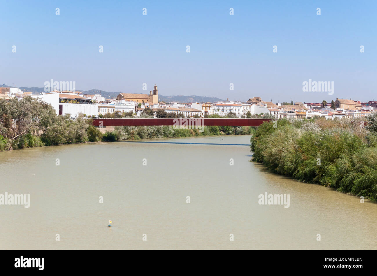 Blick auf Fluss Guadalquivir und Puente de Miraflores in Cordoba in Spanien Stockfoto