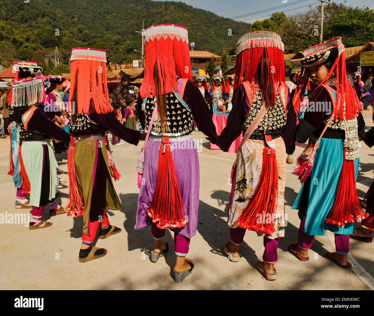 Lisu Minderheit tanzen während eines Festivals in Doi Mae Salong, Thailand Stockfoto