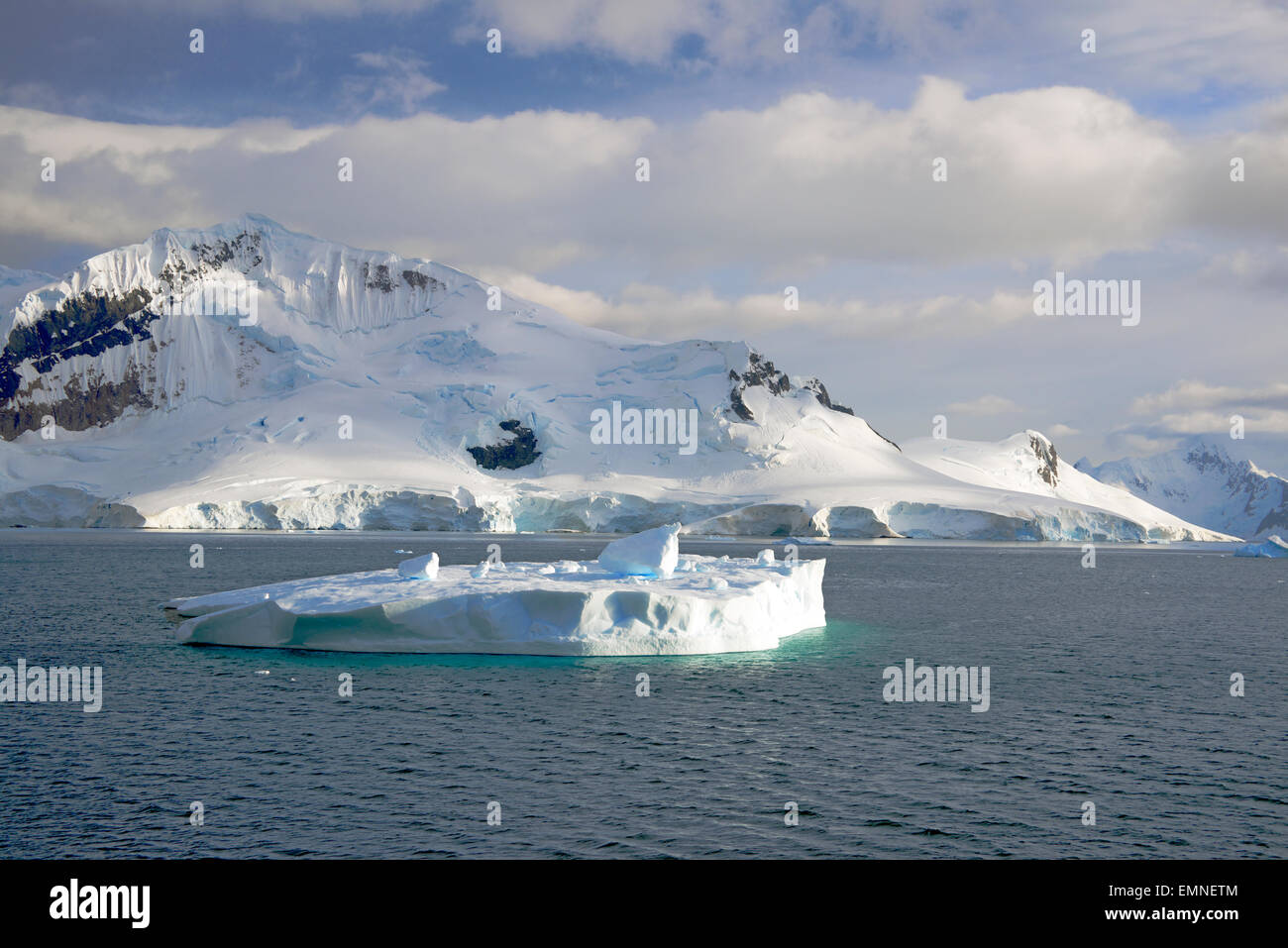Kleiner Eisberg und schneebedeckten Bergen Lemaire-Kanal antarktischen Halbinsel Antarktis Stockfoto