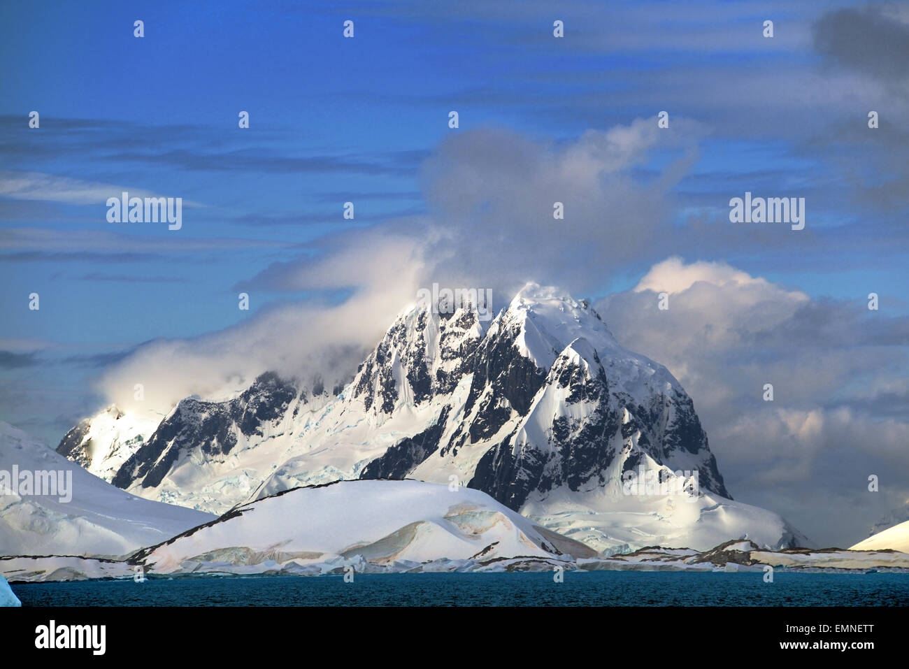 Schneebedeckte Berge Lemaire-Kanal antarktischen Halbinsel Antarktis Stockfoto