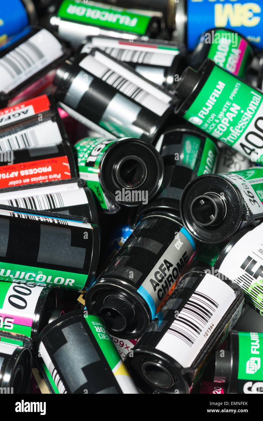 alte Technologie Nassverfahren 35mm Film Kassetten verschiedene farbige Emulsion e6 Transparenz schwarze und weiße Farbe negative Stockfoto