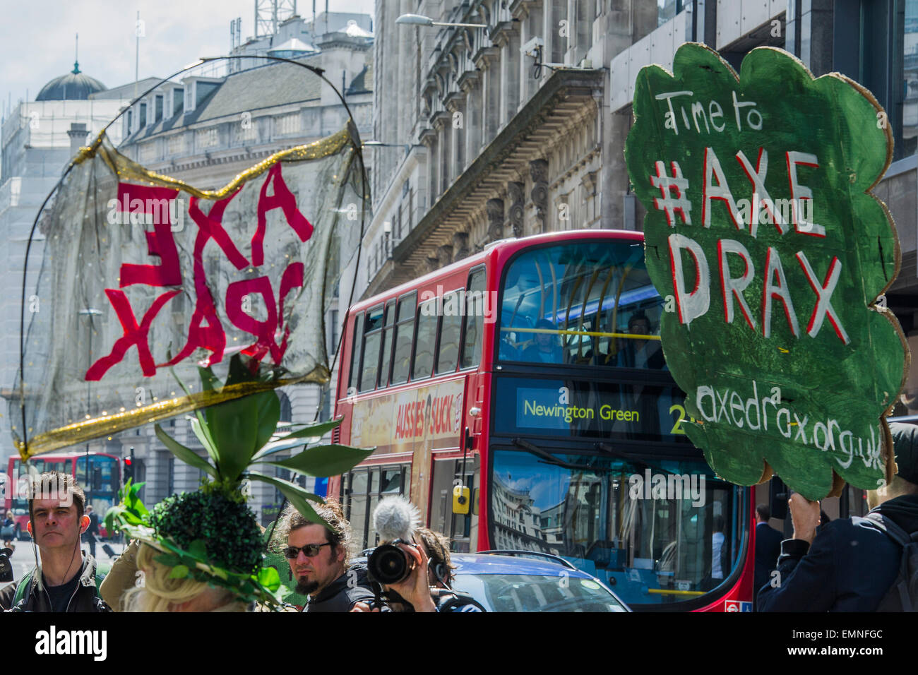 London, UK. 22. April 2015. Ökologische Protest gegen Drax AGM, dem Lebensmittelhändler Hall. Flut und Biofuelwatch versuchen zu entlarven und brennende Biomasse und Kohle zu widersetzen. Sie behaupten, dass Kraftwerk Drax hat "führte der Weg für die Industrie: Lobbyismus; Greenwashing; Umbau und Aufbau der notwendigen Infrastruktur; und Kahlschlag enorm artenreichen einheimischen Wälder in den südlichen USA und Kanada". Sie glauben auch, dass "Drax beispielhaft für vieles, was mit UK Energie Politik und"erneuerbare"Energiesubventionen nicht stimmt". Bildnachweis: Guy Bell/Alamy Live-Nachrichten Stockfoto