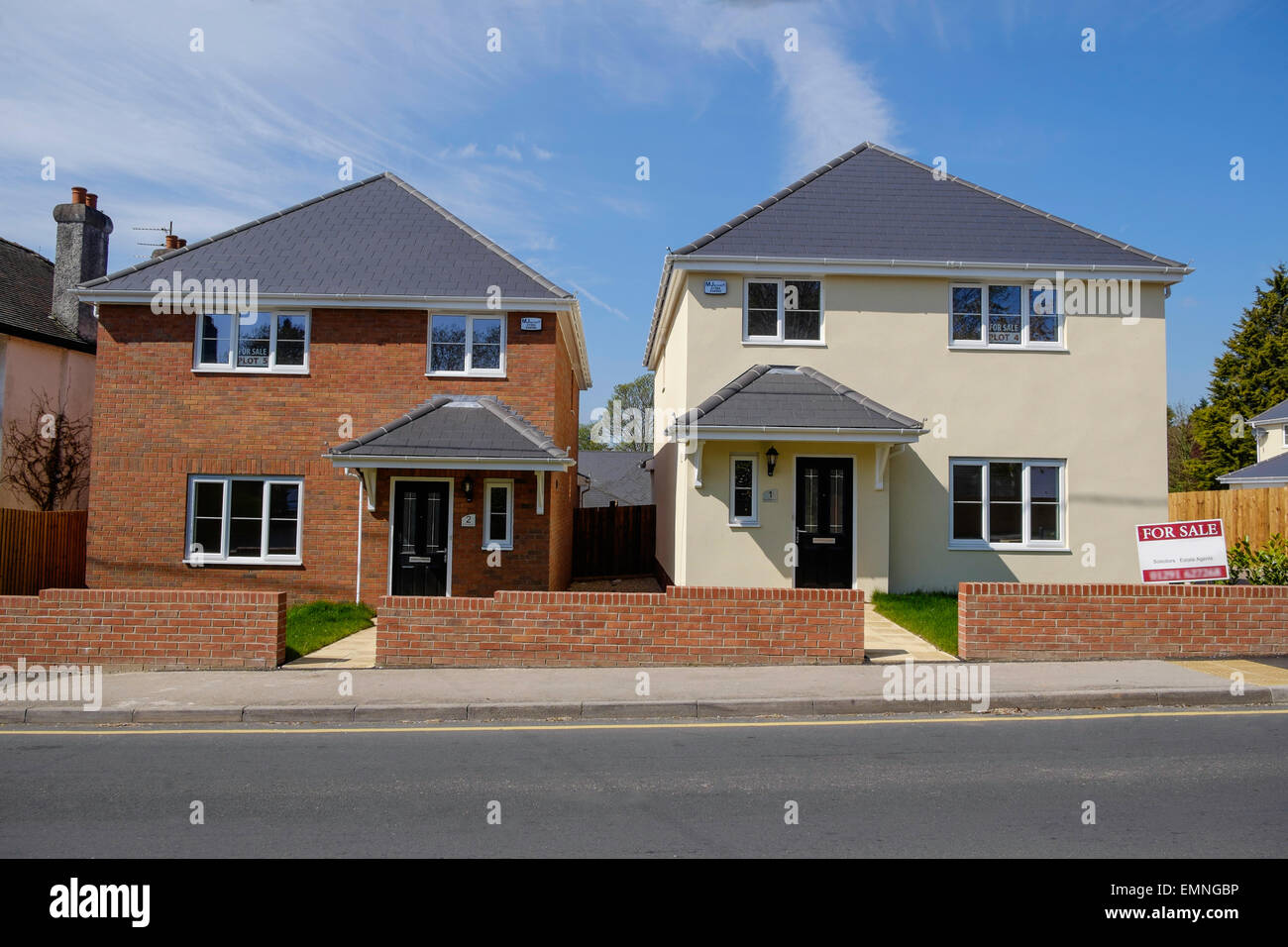 ZWEI NEUE BAUEN EINFAMILIENHÄUSER IN TUTSHILL GLOUCESTERSHIRE UK Stockfoto