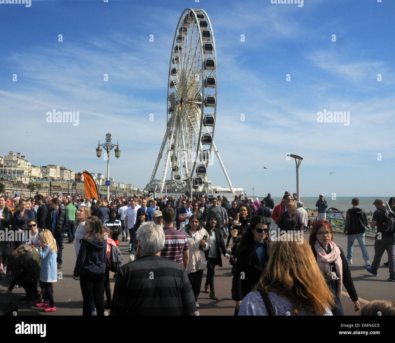 Menschenmassen am Strand von Brighton, East Sussex Stockfoto