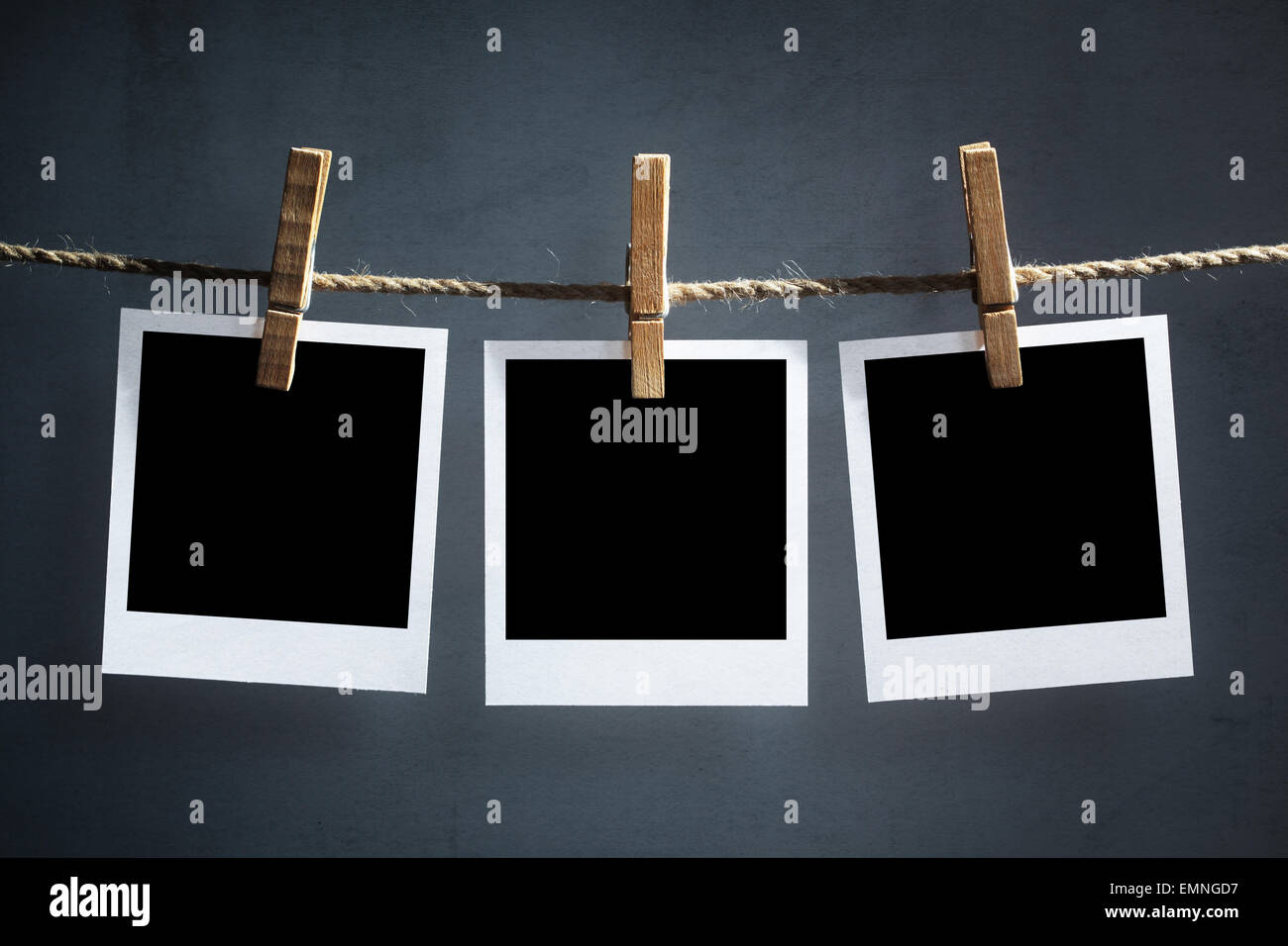 Leere drucken Sofortüberweisung Fotos an einer Wäscheleine hängen Stockfoto