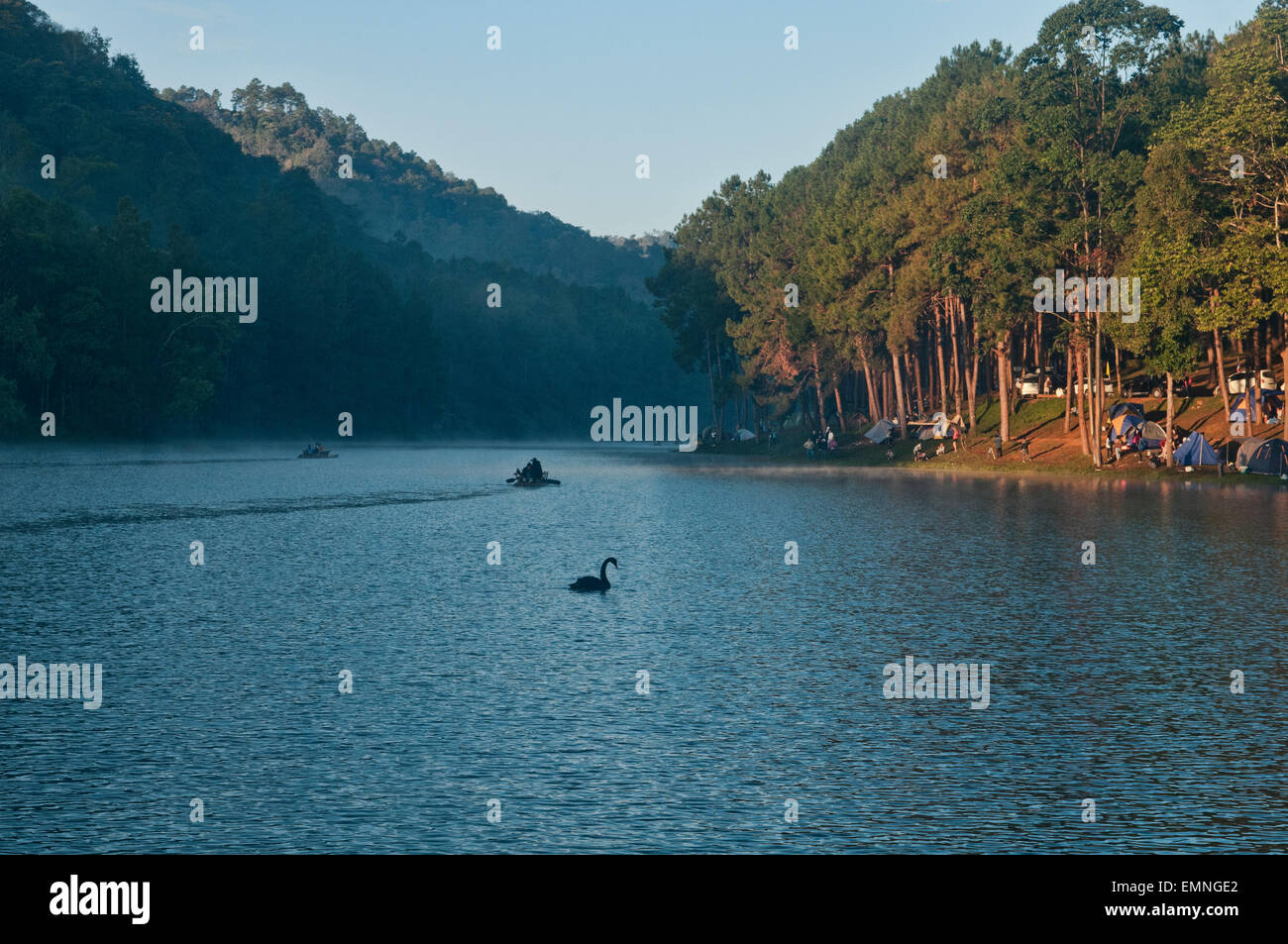 Schöne Aussicht von Pang Oung See an der burmesischen Grenze, ein Reservouir-Projekt von Pang Tong Royal Project, Thailand Stockfoto