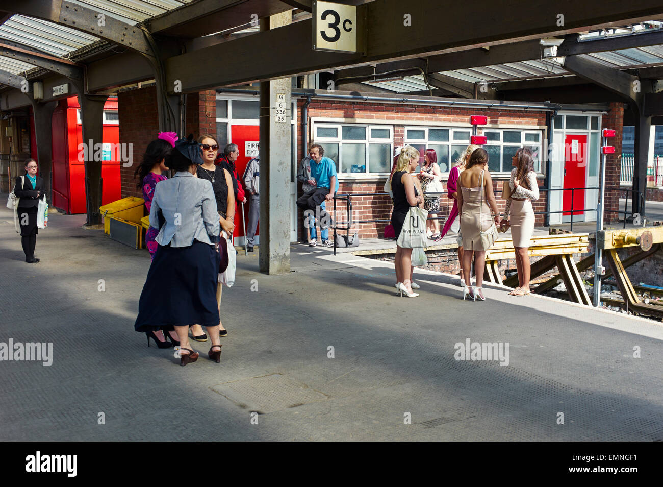 Warten auf den Zug nach Aintree Stockfoto