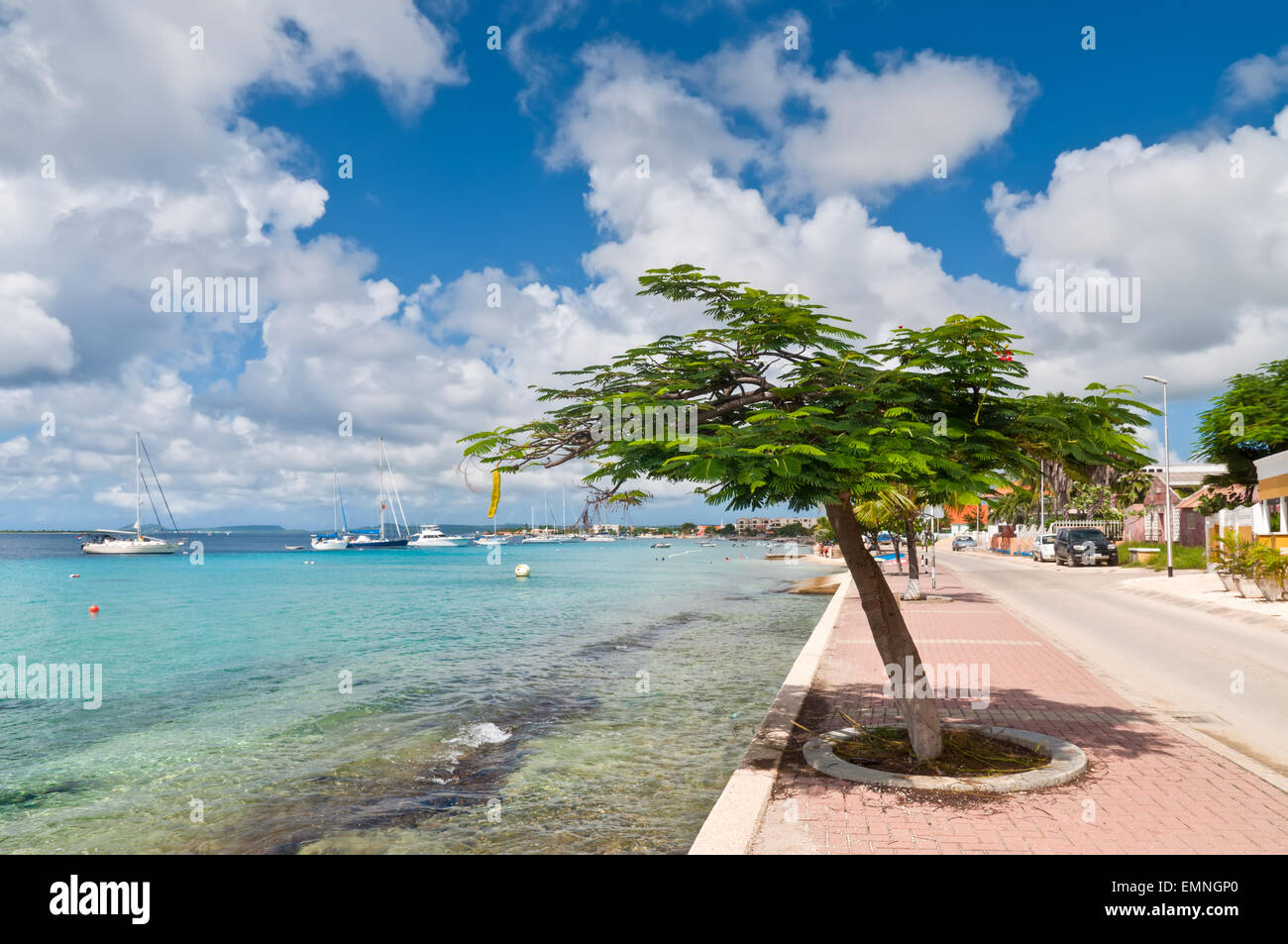 Boote in den Hafen und die Promenade in der Innenstadt verankert friedliche Kralendijk, Bonaire Stockfoto