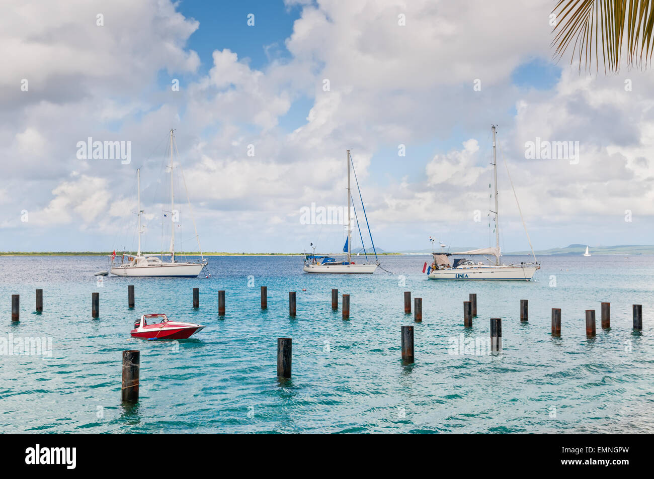 Segelyachten und Boot verankert in den Hafen von Bonaire, Niederländische Antillen Stockfoto