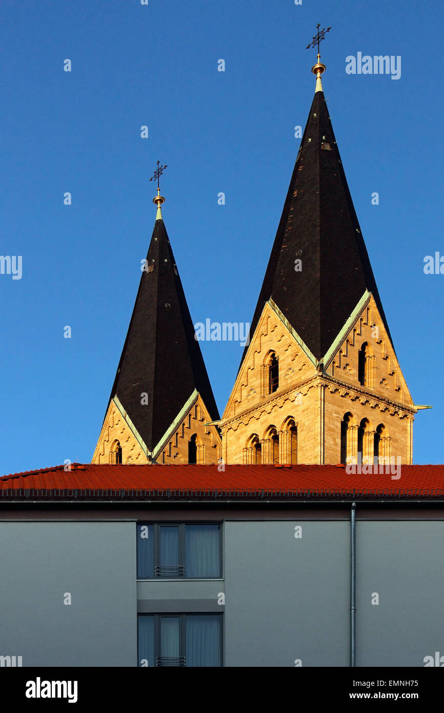 Zwei-Turm Campanile der Kathedrale von St Stephen und St. Sixtus Halberstadt über einem modernen Pflegeheim für ältere Menschen. Stockfoto