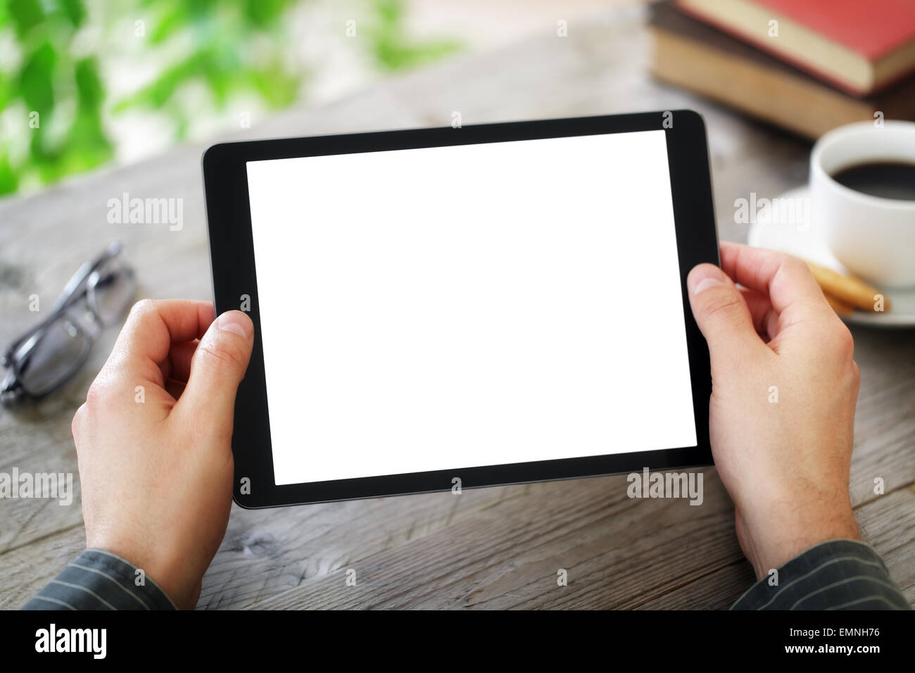 Digital-Tablette mit leeren Bildschirm in Cafeteria café Stockfoto