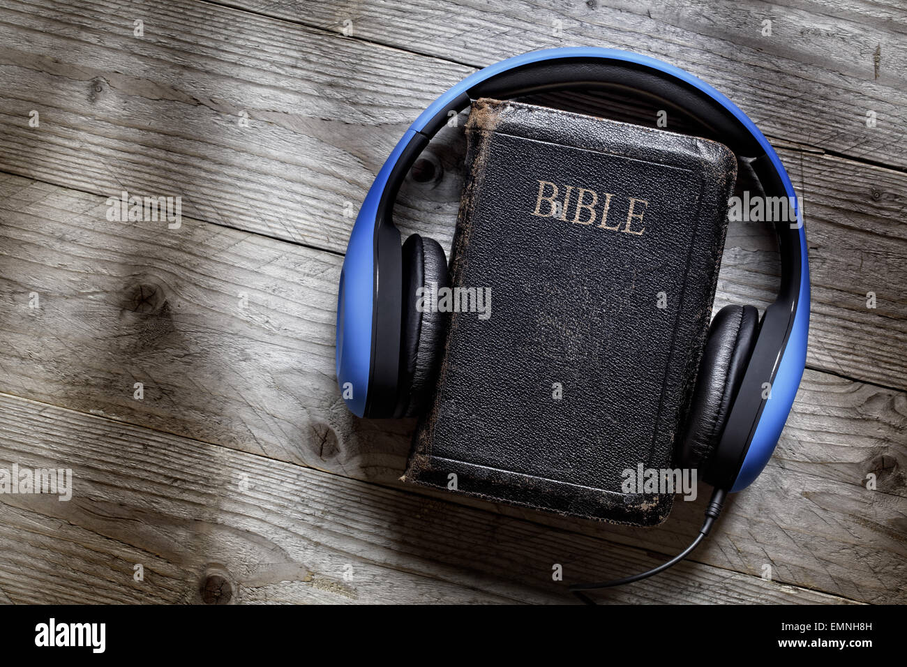 Heilige Bibel und Kopfhörer Konzept für moderne religiöse Bildung, Podcast oder Hilfe mit dem Gehör für blinde studieren Stockfoto
