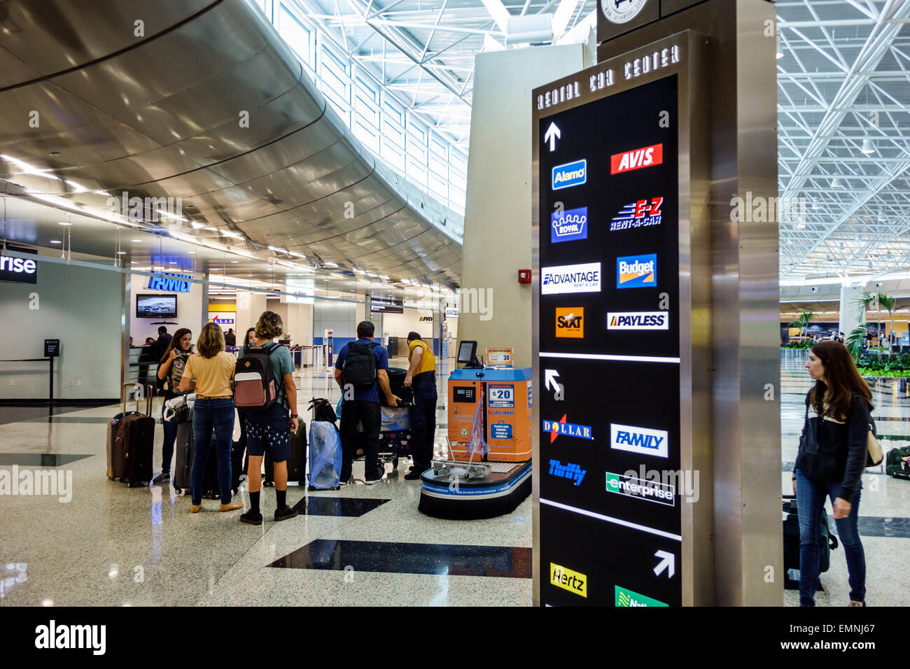 Florida Fl Sud Miami Miami International Airport Mia Rental Car Center Zentrum Interieur Konkurrierende Unternehmen Alamo Avis Hertz Zeichen Logo Stockfotografie Alamy