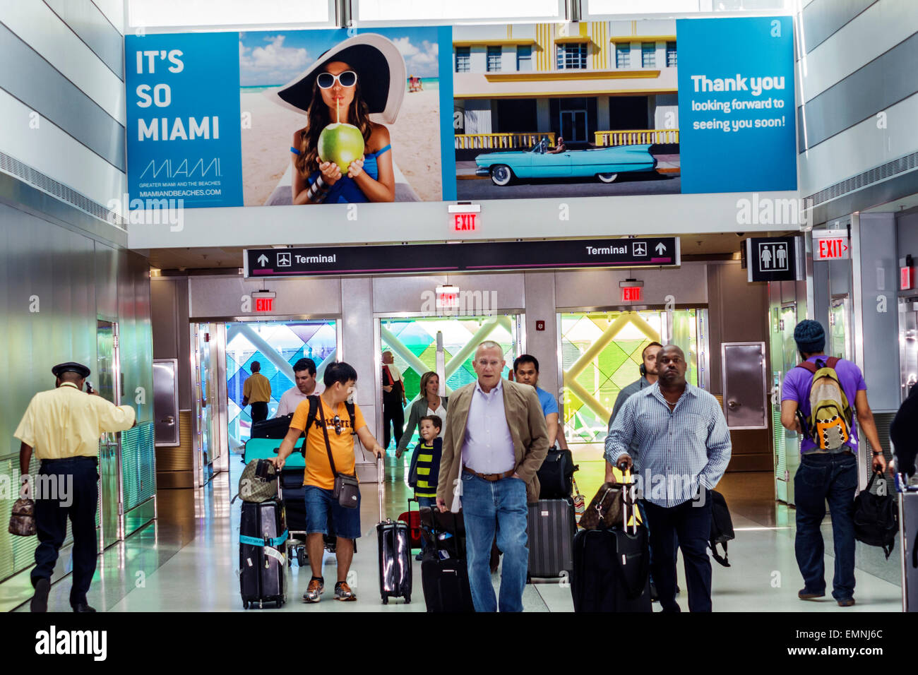 Miami Florida International Airport MIA, Terminal, ankommende Passagiere, Schwarze Afrikaner Ethnische Minderheit, Erwachsene Erwachsene Erwachsene Mann Männer männlich, Asiatische Asi Stockfoto