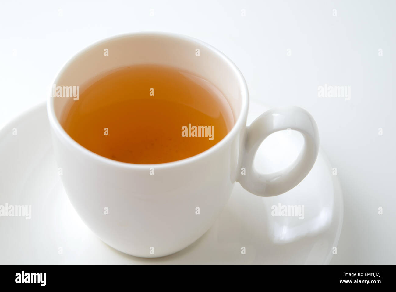 Tasse Tee auf weißem Hintergrund Stockfoto
