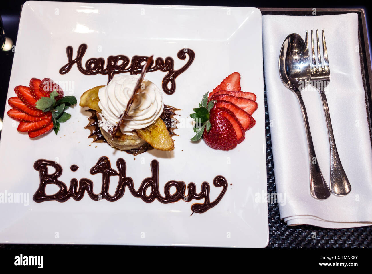 Virginia, Dulles, Internationaler Flughafen, IAD, Terminal, Gate, Etihad Airways First & Business, Class Lounge, Happy Birthday, Dessert, Teller, VA150225004 Stockfoto