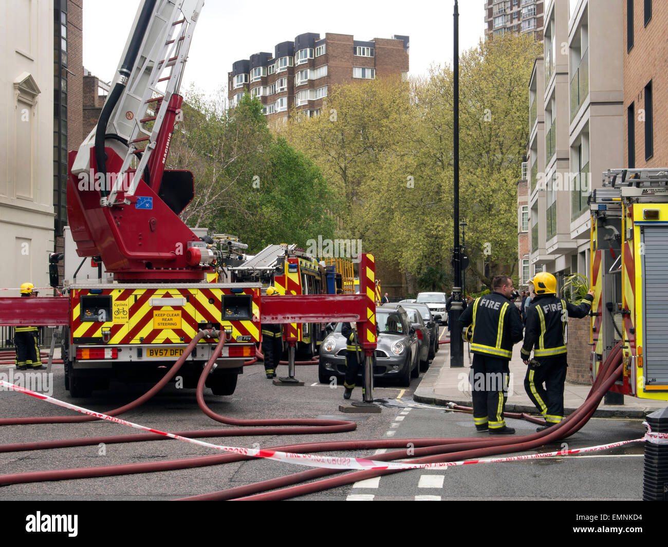 London, UK. 22. April 2015. Londoner Feuerwehr Feuer Geräte einschließlich einer Drehscheibe Leiter Einheit mit einem Feuer in der Klimaanlage im Wohnblock im Hyde Park. Bildnachweis: Martyn Goddard/Alamy Live-Nachrichten Stockfoto