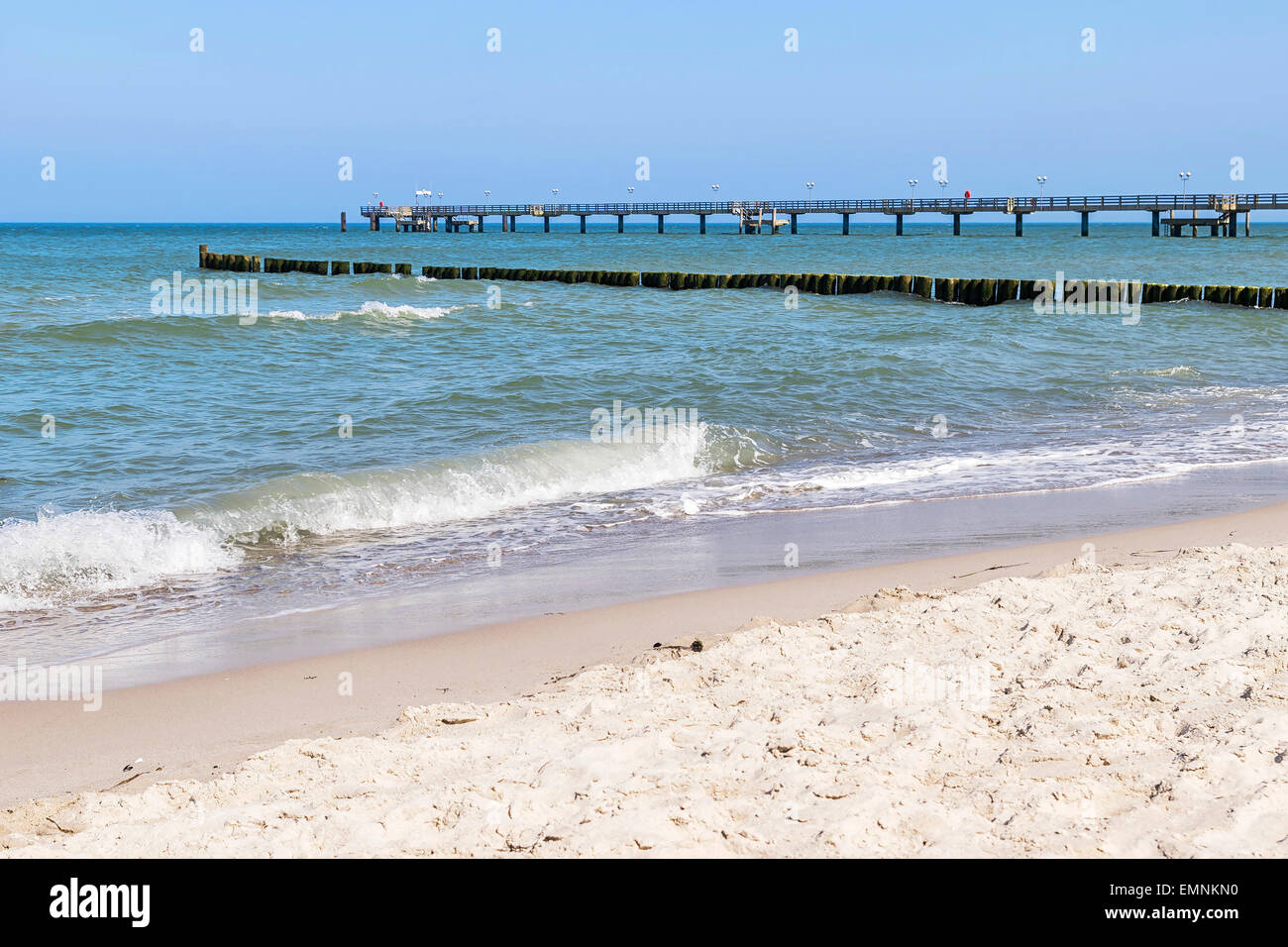 Bild von der Pier von Graal Müritz mit Strand, Meer und Ostsee in Deutschland Stockfoto