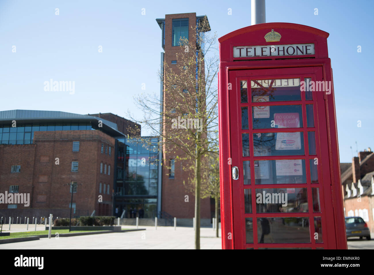 Außenaufnahme des The Royal Shakespeare Theatre in Stratford, Großbritannien mit einem traditionellen roten Telefon Feld in Bancroft Gardens i Stockfoto