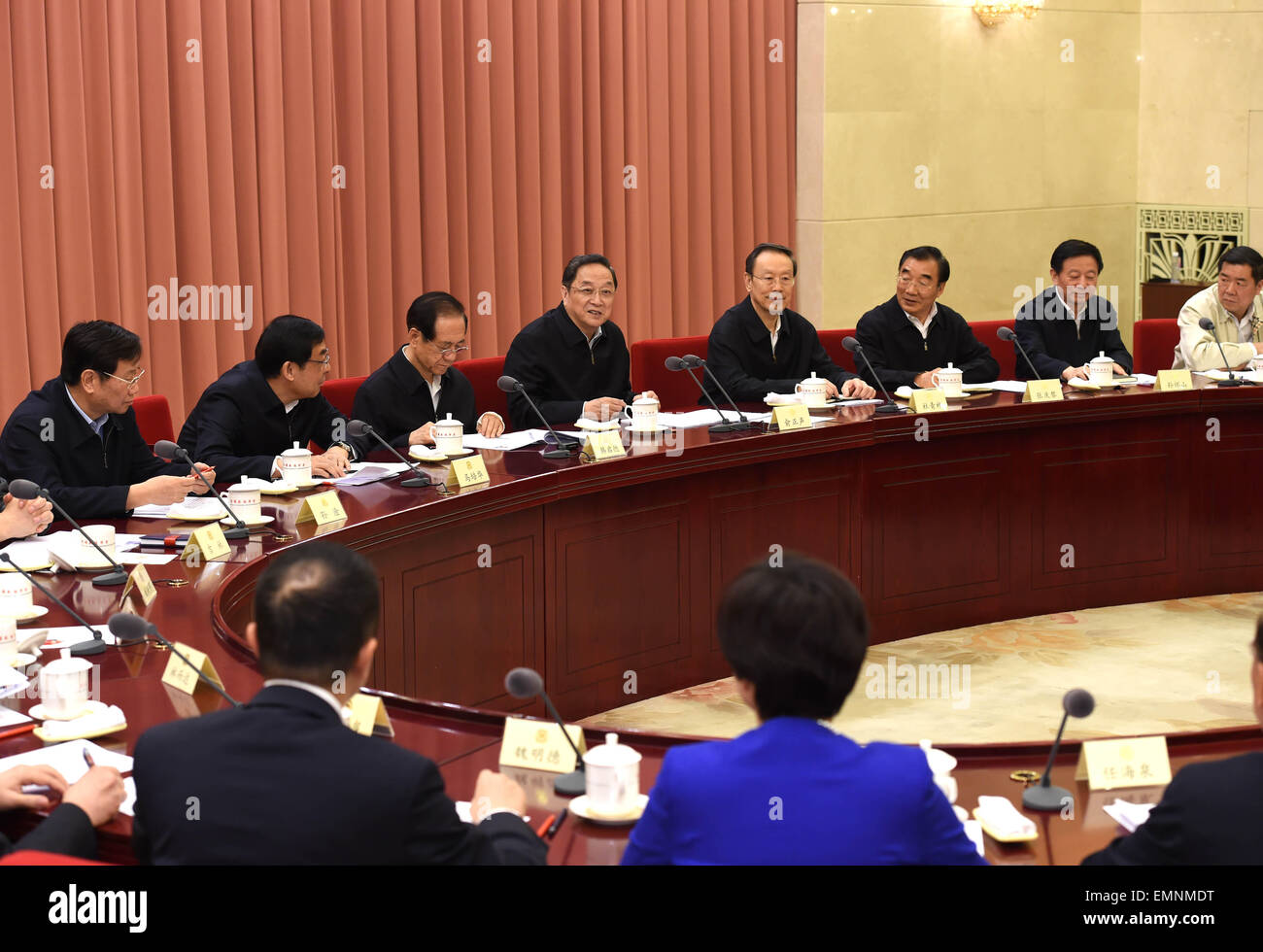 (150422)--Peking, 22. April 2015 (Xinhua)--Yu Zhengsheng (4 L), Vorsitzender des Nationalkomitees des chinesischen Volkes der politischen Beratenden Konferenz (CPPCC), führt den Vorsitz in einem zweiwöchentlichen Beratungsgespräch über die Luftverschmutzung in der Region Beijing-Tianjin-Hebei, in Peking, China, 22. April 2015.   (Xinhua/Rao Aimin) (Zhs) Stockfoto