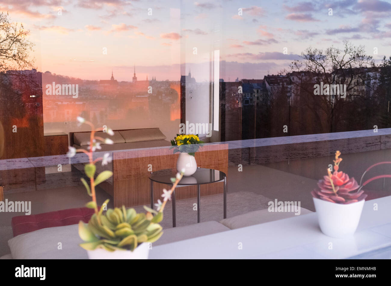 Brünn-Übersicht bei Sonnenuntergang spiegelt sich in einem Fenster der Villa Tugendhat.  Brno, Tschechische Republik Stockfoto