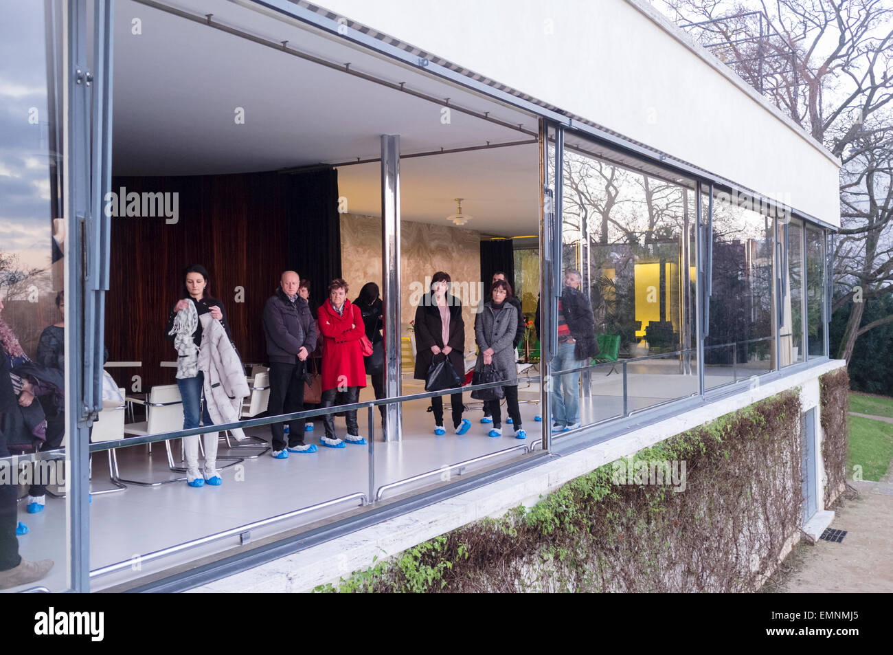 Besucher in der Villa Tugendhat von Mies van der Rohe. Zwischen 1928 und 1930 erbaut, wurde bald zu einer Ikone der Moderne. Wohnzimmer Stockfoto