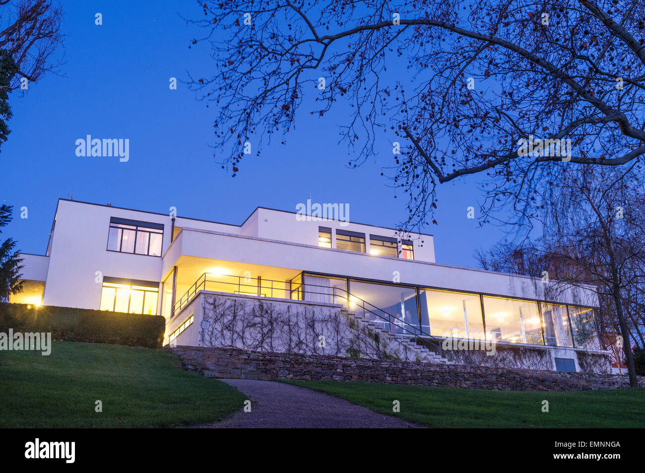 Villa Tugendhat in der Abenddämmerung. Mies van der Rohe zwischen 1928 und 1930 erbaut, wurde bald zu einer Ikone der Moderne. Brno, Tschechische Republik Stockfoto