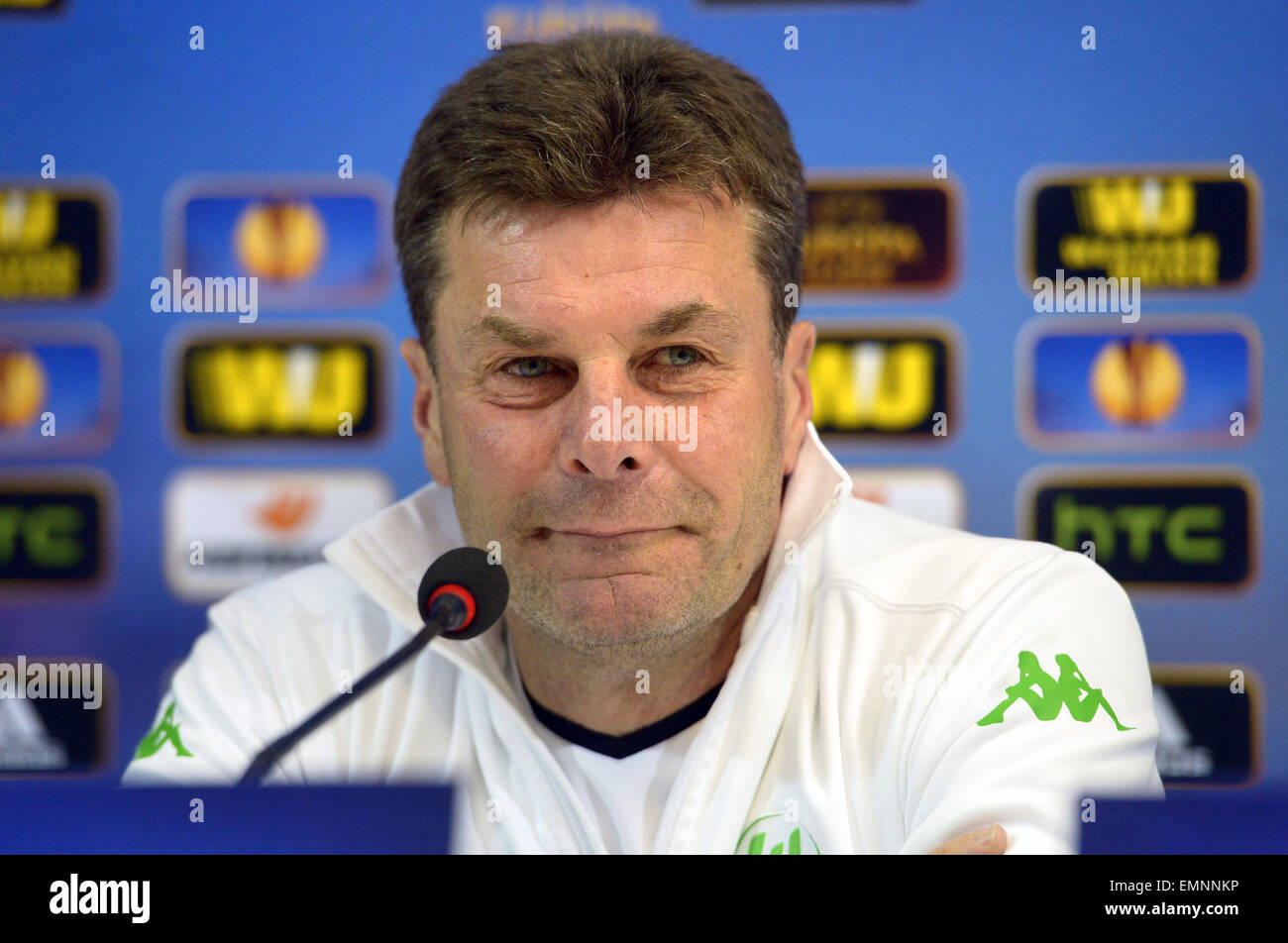 Wolfsburgs Trainer Dieter Hecking spricht während einer Pressekonferenz in Neapel, Italien, 22. April 2015. VfL Wolfsburg triffst SSC Napoli im Quartier UEFA Europa League Rückspiel match am 23. April im Stadio San Paolo in Neapel. Foto: Peter Steffen/dpa Stockfoto