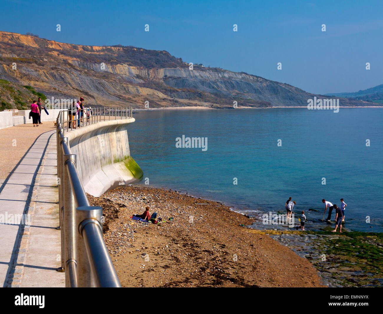 Touristen an der Küste Wand East Cliff und Küstenschutzes bei Lyme Regis Dorset England UK gebaut 2014 um Küstenerosion zu verhindern Stockfoto