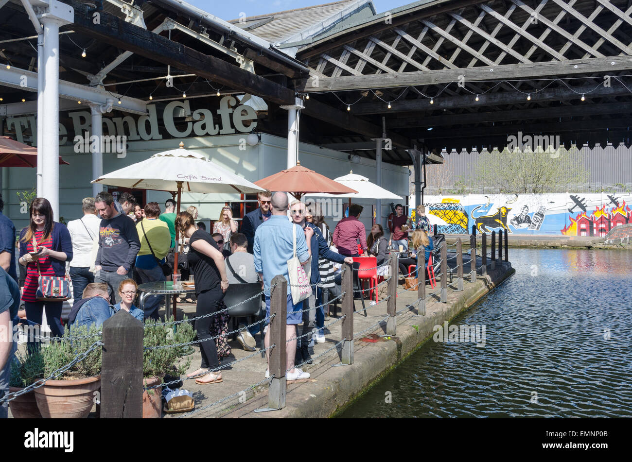 Besucher genießen die Digbeth Food Festival in Birmingham Stockfoto