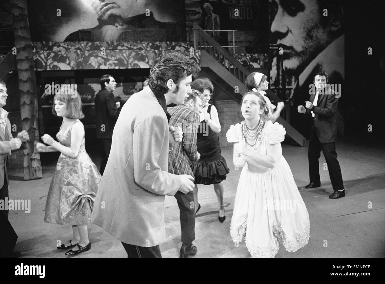 Richard Gere als Danny Zuko (links) hier zu sehen auf der Bühne im Teatro Coventry während einer Generalprobe für Fett. Der Musikshow gesetzt in den 1950er Jahren tourt der Provinzen, bevor wir ins Londoner West End. 30. Mai 1973 Stockfoto