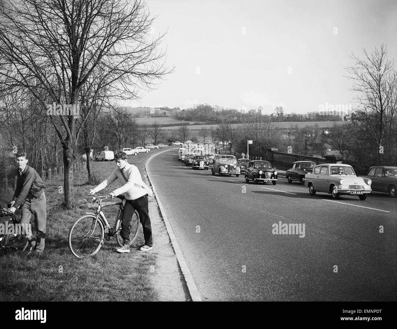 Ostern Urlaub Schwerverkehr außerhalb Basingstoke führen viele Autofahrer von der Straße auf der Kante ziehen und haben ihr Picknick und dort. 20. April 1960 H Stockfoto