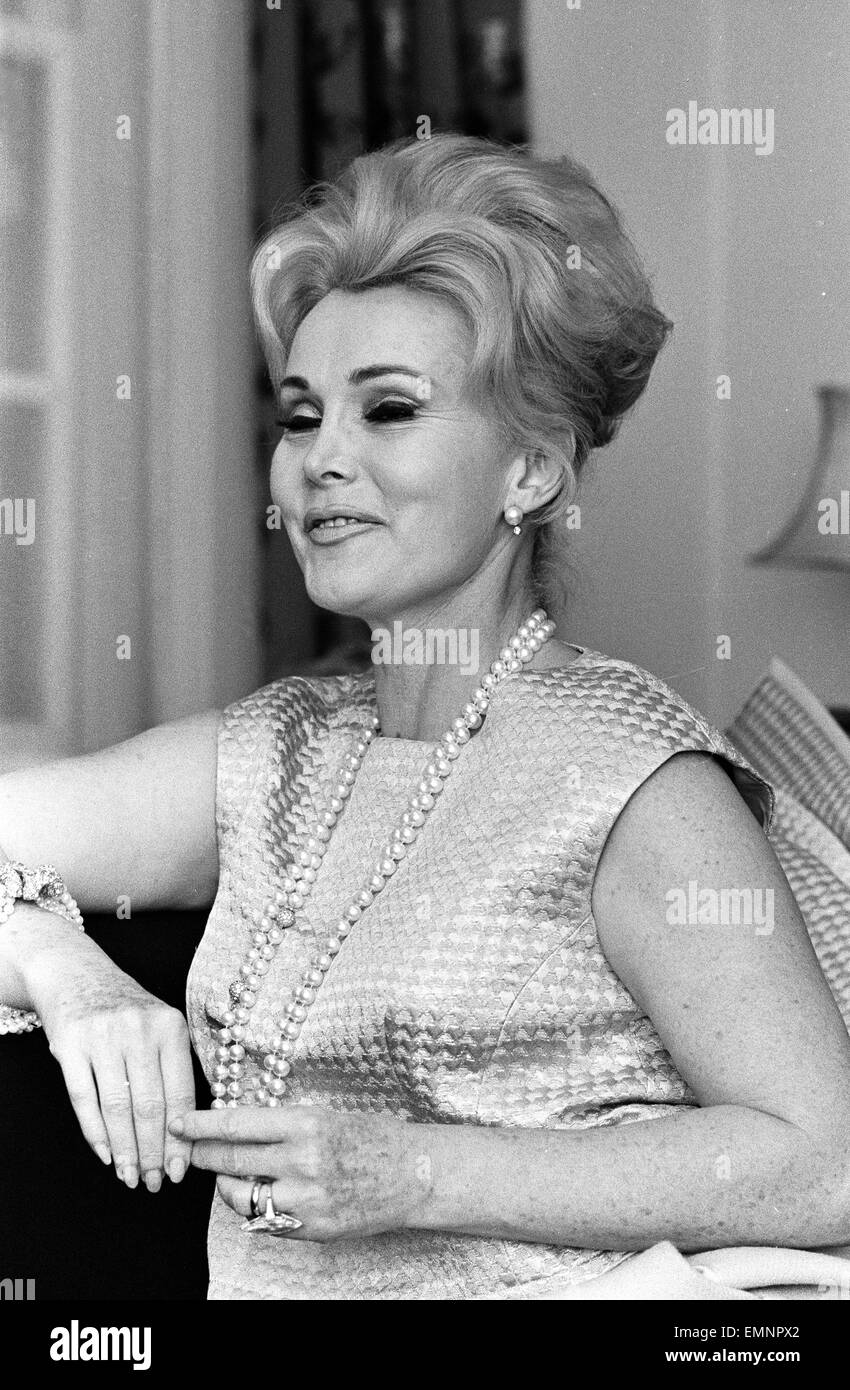 Schauspielerin Zsa Zsa Gabor abgebildet auf ein Hotel in West London, Samstag, 12. März 1966. Frisch vermählte Zsa Zsa Gabor flog in London gestern nach einer vierzehntägigen Flitterwochen mit neuen / fünften Mann, Texas Millionär Joshua Cosden beginnen. Stockfoto