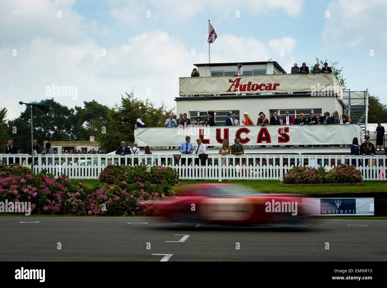 CHICHESTER, ENGLAND - 12.-14. September 2014: Historische Automobil Rennsport Festlichkeiten auf und abseits der Rennstrecke für das Goodwood Revival. Das Revival feiert das goldene Zeitalter des Motorsports auf dem Goodwood Motor Circuit, von 1948 bis 1966. Stockfoto