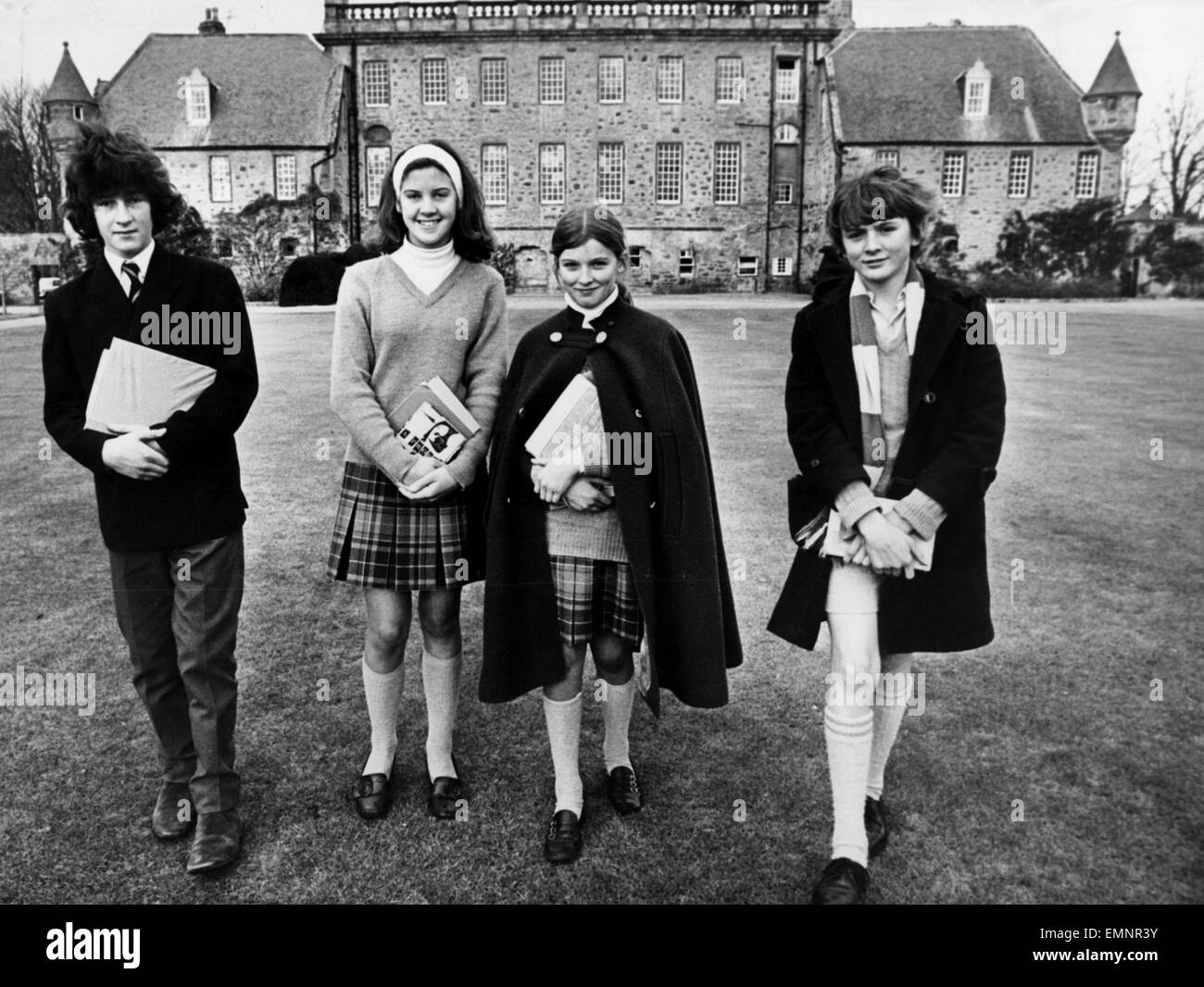 Pulips an Gordonstoun Boarding School in Morayshire Schottland 12. November 1972. Die Schule ging koedukative zum ersten Mal im September. l-R Familie Line-up David und Jennifer Luckas Louise und Andrew Beaton Stockfoto