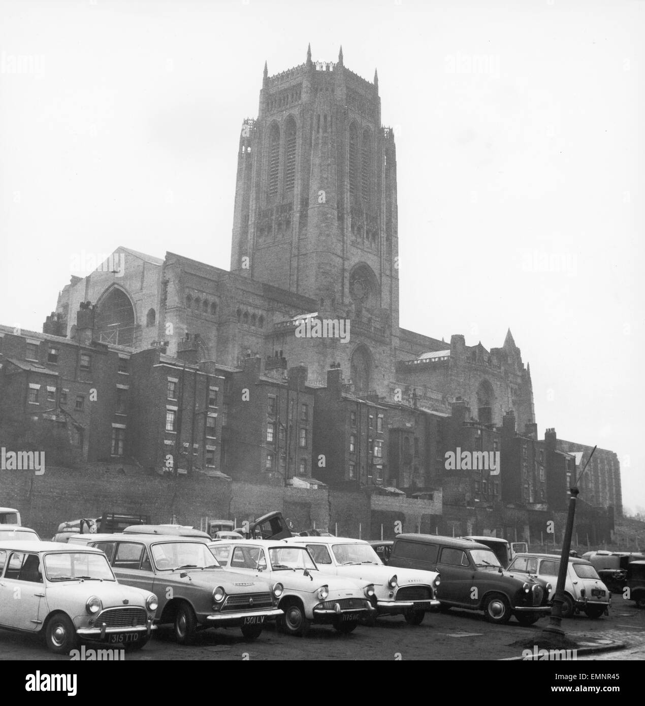 Parken außerhalb der anglikanischen Kathedrale in Liverpool. 9. März 1967. Stockfoto
