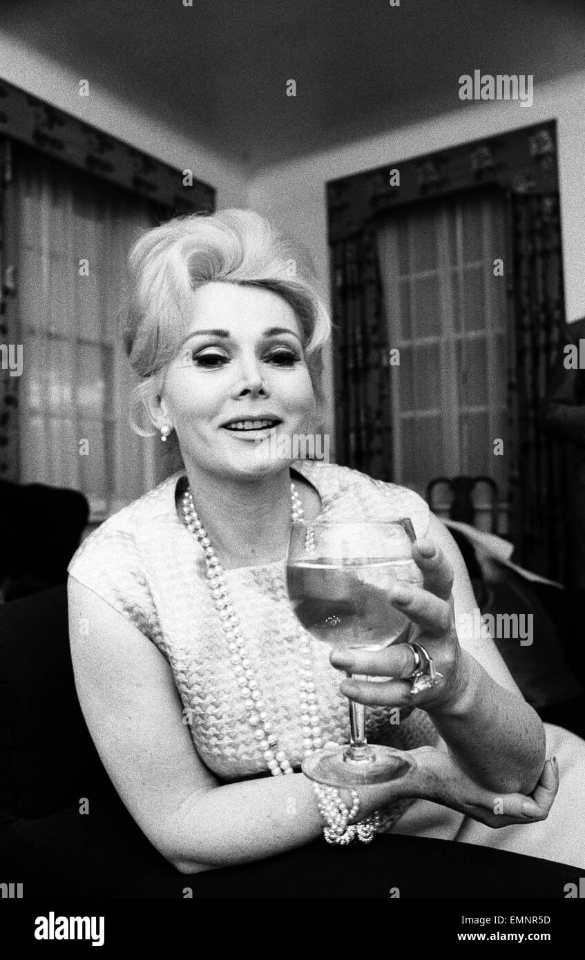 Schauspielerin Zsa Zsa Gabor abgebildet auf ein Hotel in West London, Samstag, 12. März 1966. Frisch vermählte Zsa Zsa Gabor flog in London gestern nach einer vierzehntägigen Flitterwochen mit neuen / fünften Mann, Texas Millionär Joshua Cosden beginnen. Stockfoto