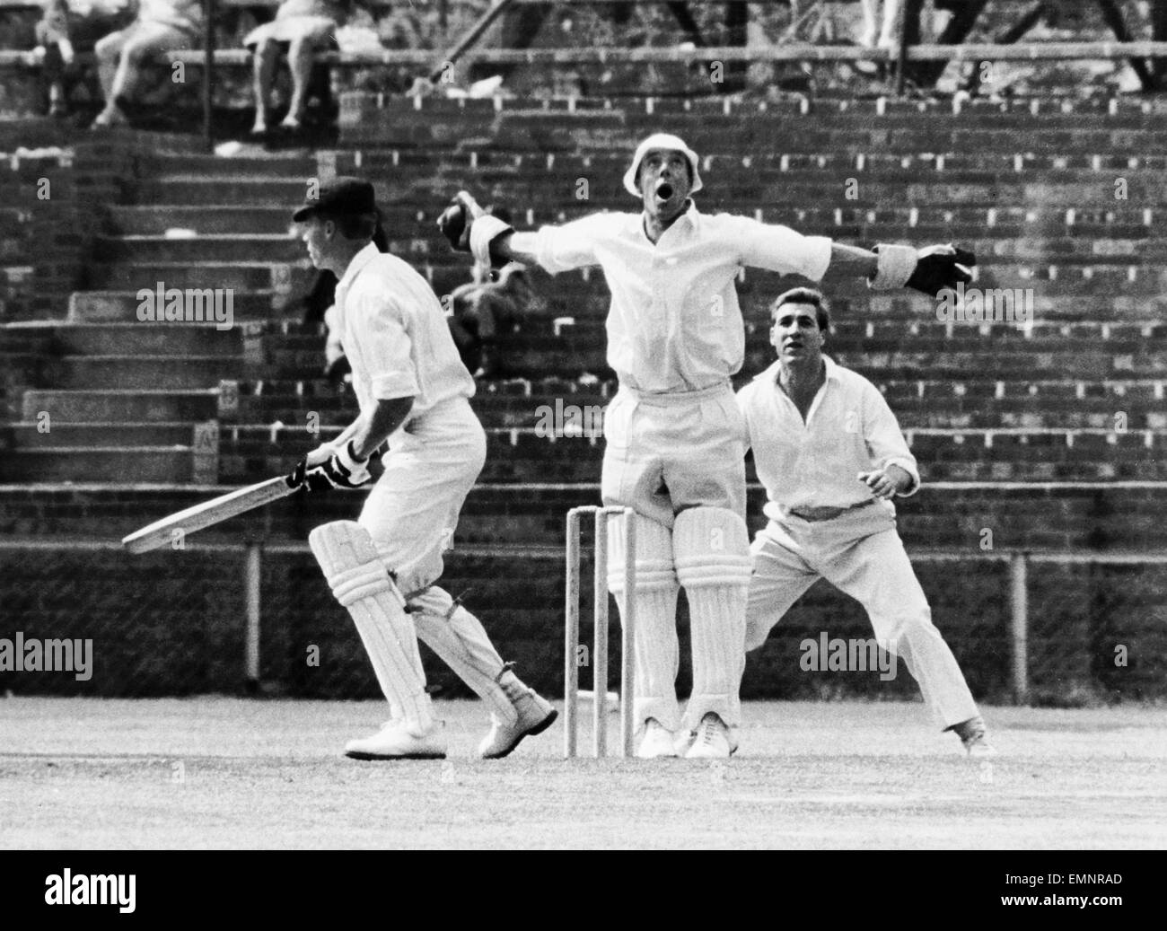 MCC-Tour in Südafrika 1964. John Murray findet das 1. Wicket im ersten Spiel gegen Matabeleland. Stockfoto