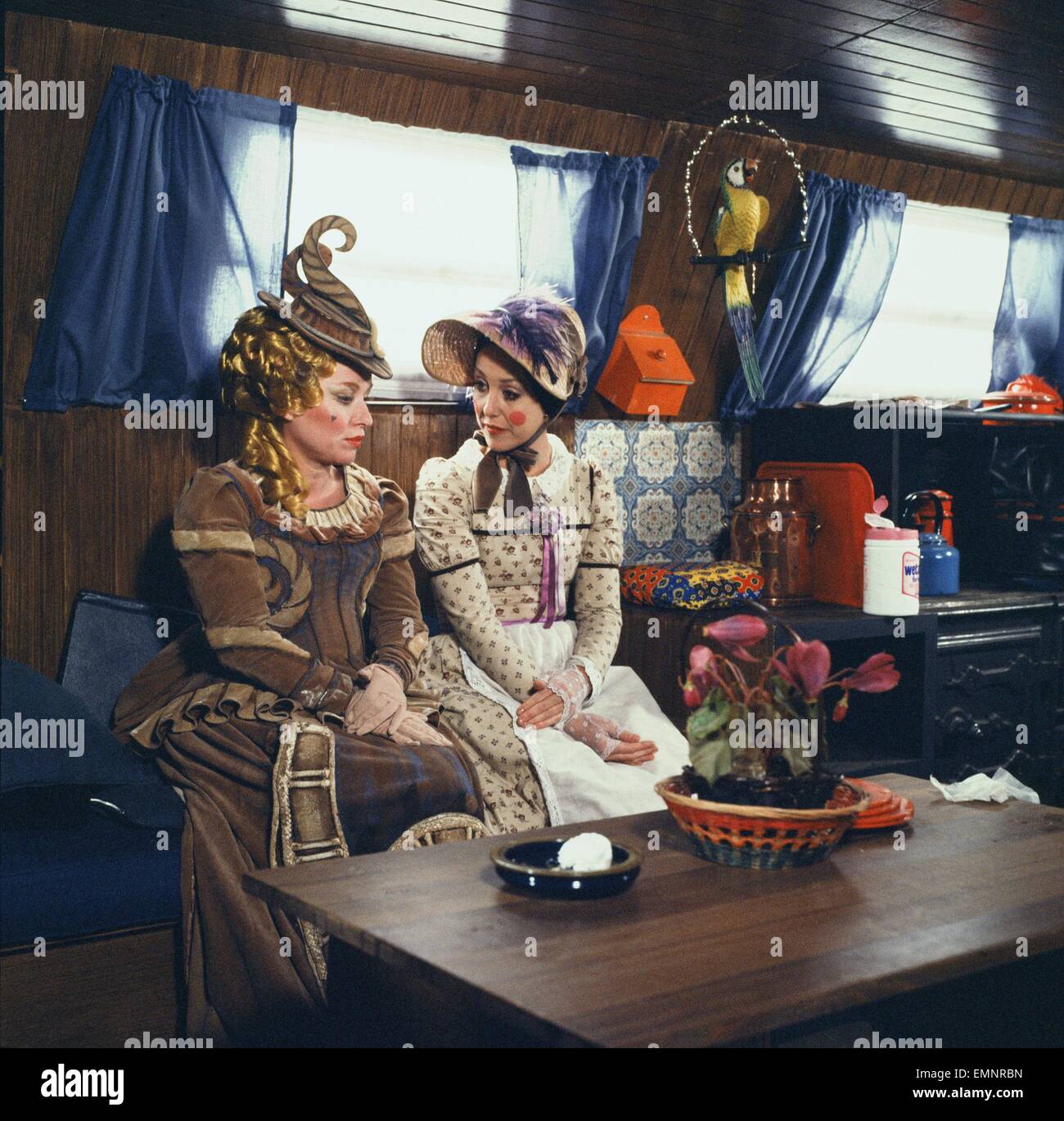 Von links nach rechts Barbara Windsor als frech Nancy und Una Stubbs als Tante Sally, gesehen hier während einer Pause bei den Dreharbeiten von Southern Television Childrens Serie Worzel Gummidge chatten. 21. Oktober 1980 Stockfoto