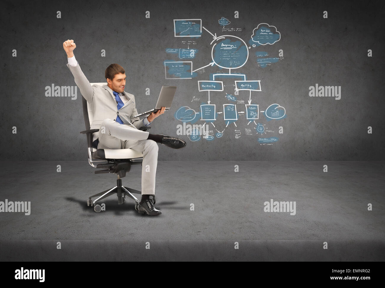junger Geschäftsmann sitzt im Stuhl mit laptop Stockfoto