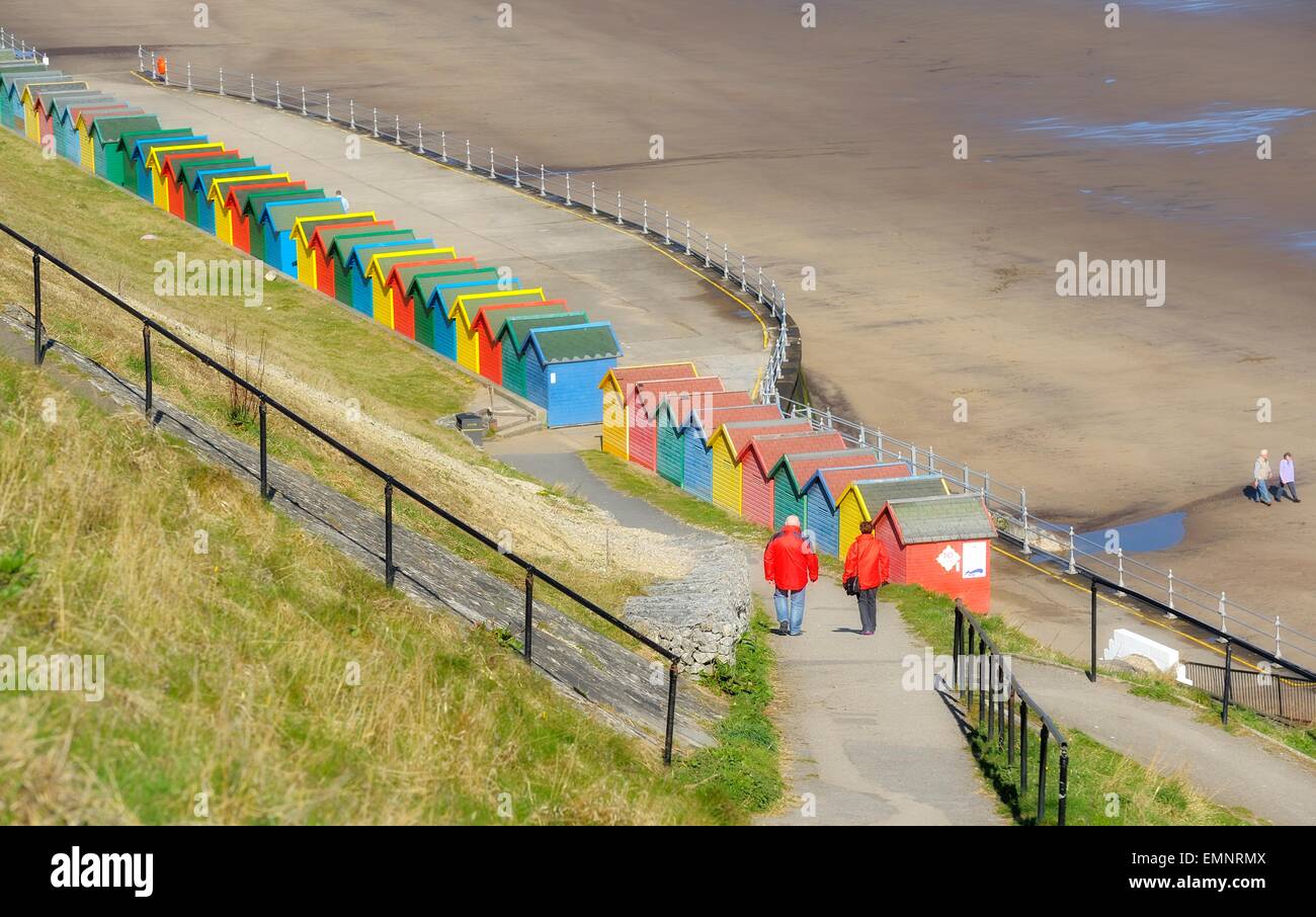 Bunten Strandhäuschen am Meer in Whitby, North Yorkshire, England, uk Stockfoto