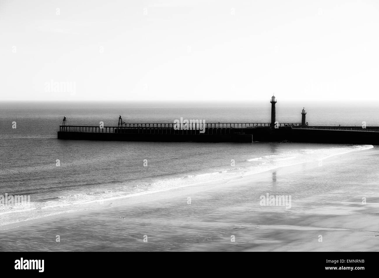 Whitby Piers Leuchttürme und Strand, Yorkshire, England, UK Stockfoto